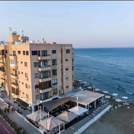 Bettys 1Br Seafront Apt ラルナカ エクステリア 写真
