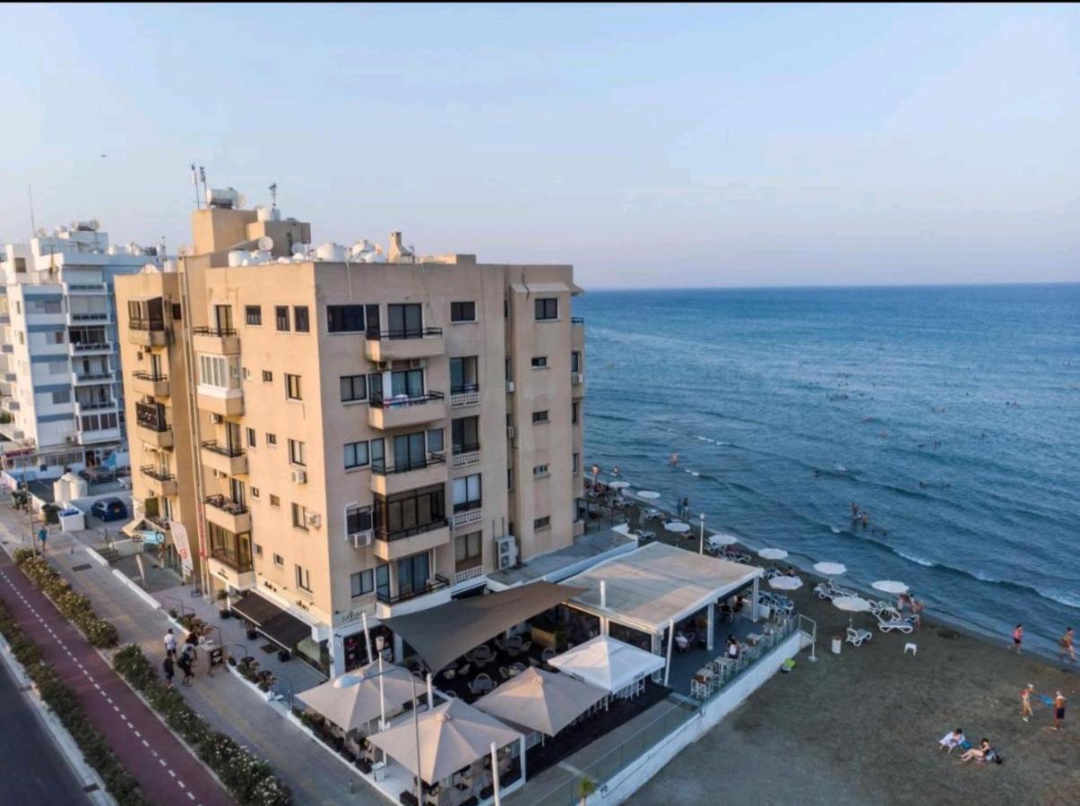 Bettys 1Br Seafront Apt ラルナカ エクステリア 写真