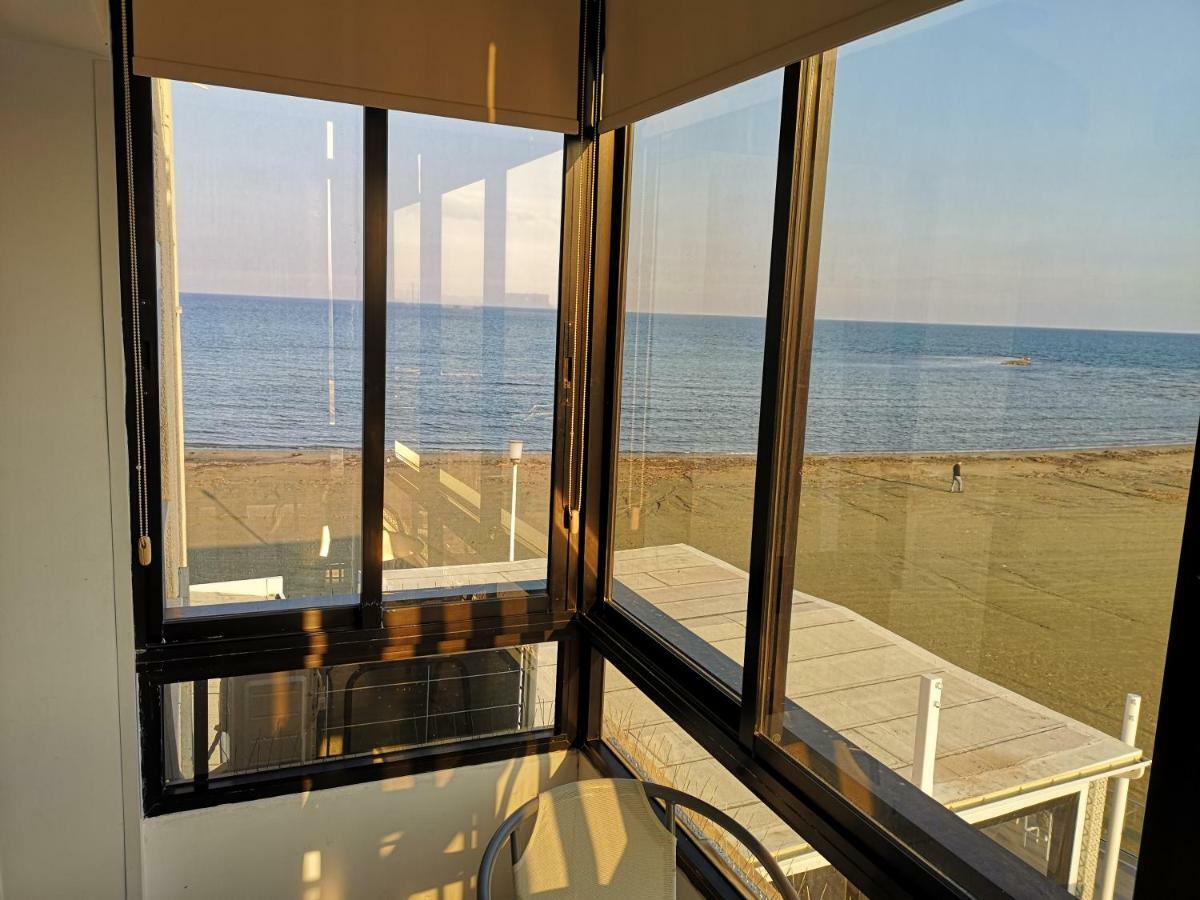 Bettys 1Br Seafront Apt ラルナカ エクステリア 写真
