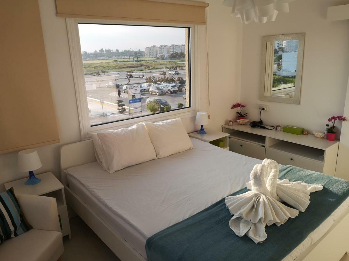 Bettys 1Br Seafront Apt ラルナカ エクステリア 写真