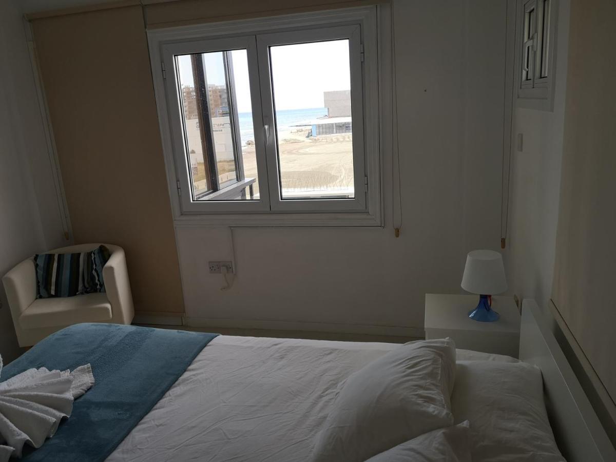 Bettys 1Br Seafront Apt ラルナカ エクステリア 写真